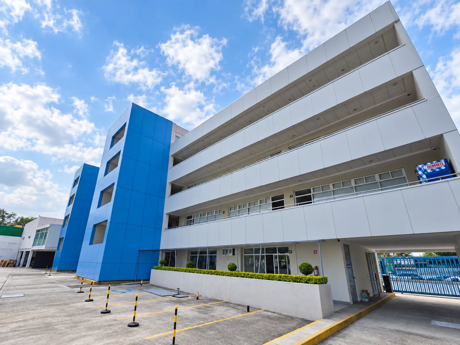 Fachada del campus de UGLATAM en Naucalpan